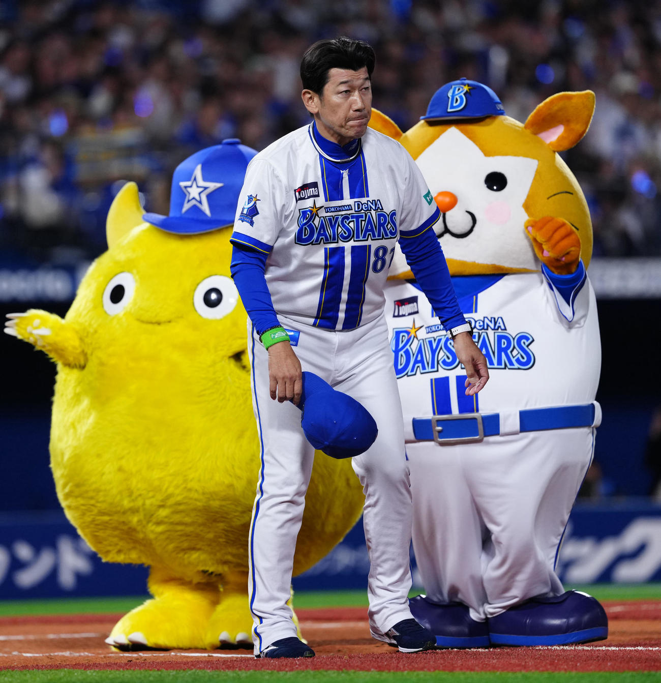 DeNA対中日　試合後、あいさつするDeNA三浦監督（撮影・江口和貴）