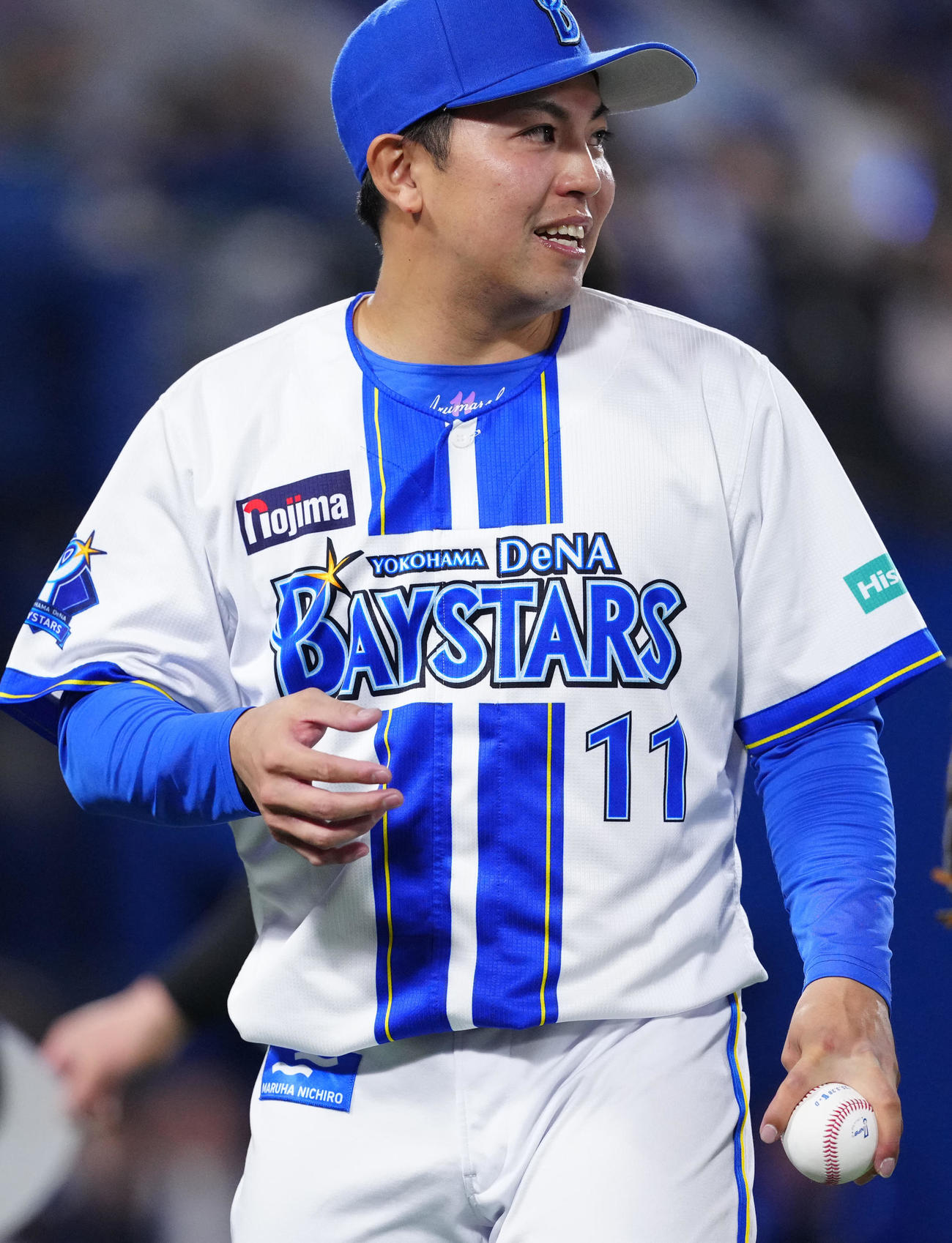 DeNA対中日　試合後、勝利球を手にするDeNA東（撮影・江口和貴）