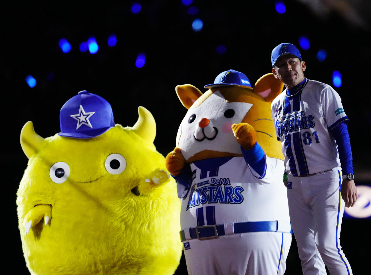 DeNA対中日　試合後、あいさつするDeNA三浦監督（撮影・江口和貴）