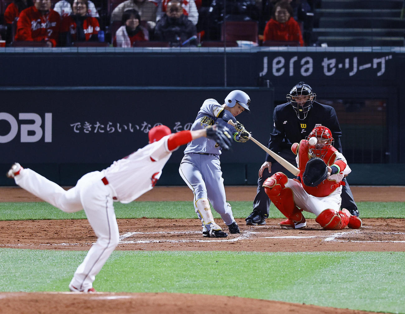 広島対阪神　8回表阪神無死、近本は左中間に二塁打を放つ（撮影・藤尾明華）