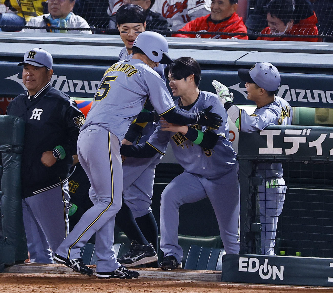 広島対阪神　8回表阪神2死一、二塁、大山の中前適時打で生還し、中野（右から2人目）とじゃれ合う近本（撮影・藤尾明華）