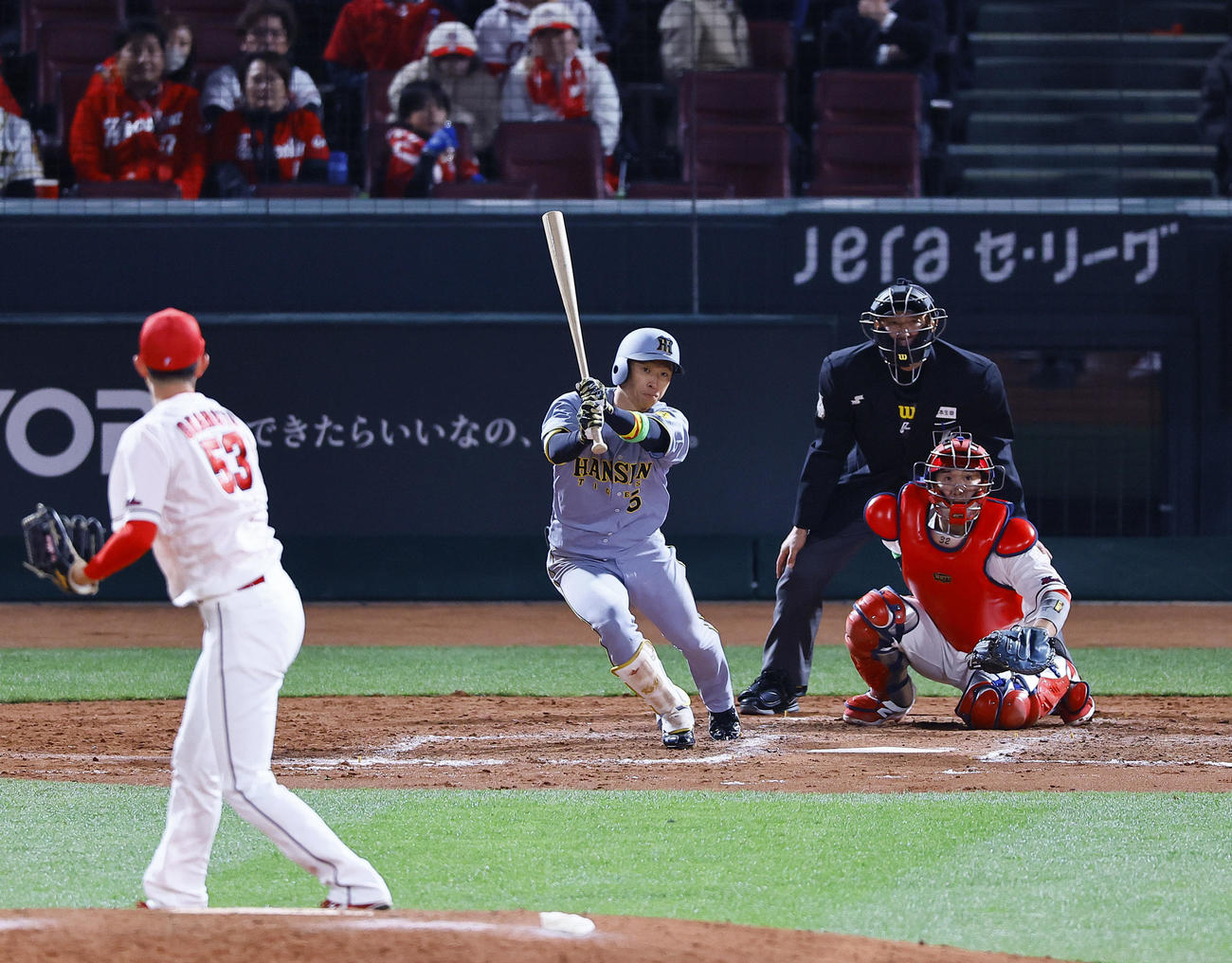 広島対阪神　9回表阪神2死、近本は左前打を放つ（撮影・藤尾明華）