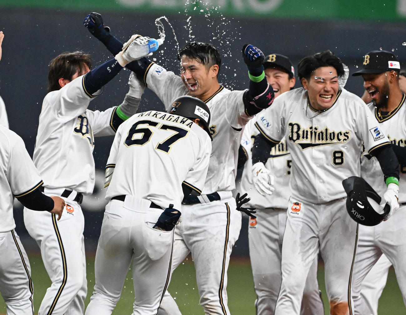 オリックス対楽天　9回裏オリックス2死二塁、サヨナラ打を放ちバンザイする若月（撮影・和賀正仁）