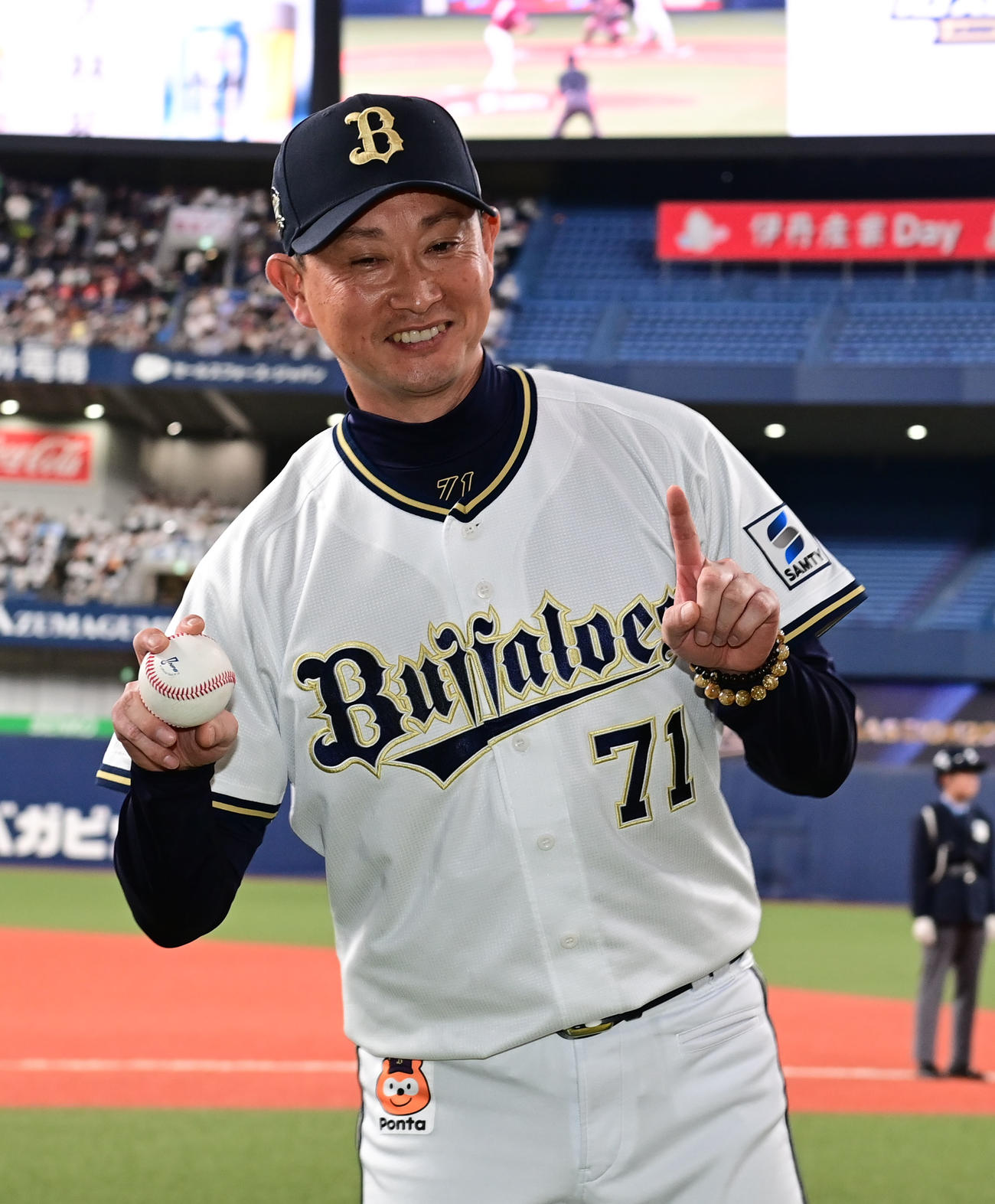 オリックス対楽天　監督初勝利を挙げ勝利球を手に笑顔のオリックス岸田監督（撮影・和賀正仁）
