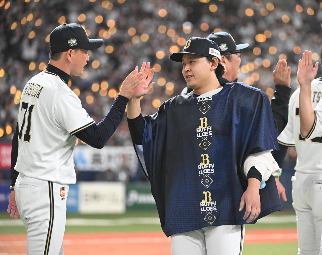 オリックス対楽天　楽天にサヨナラ勝ちし、オリックス岸田監督（左）とタッチする宮城（撮影・和賀正仁）