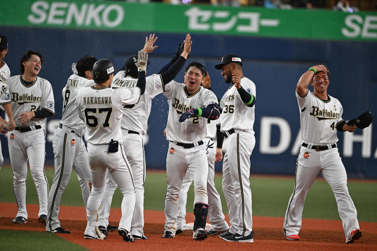オリックス対楽天　9回裏オリックス2死二塁、サヨナラ打を放った若月はナインからウオーターシャワーを浴びる（撮影・和賀正仁）