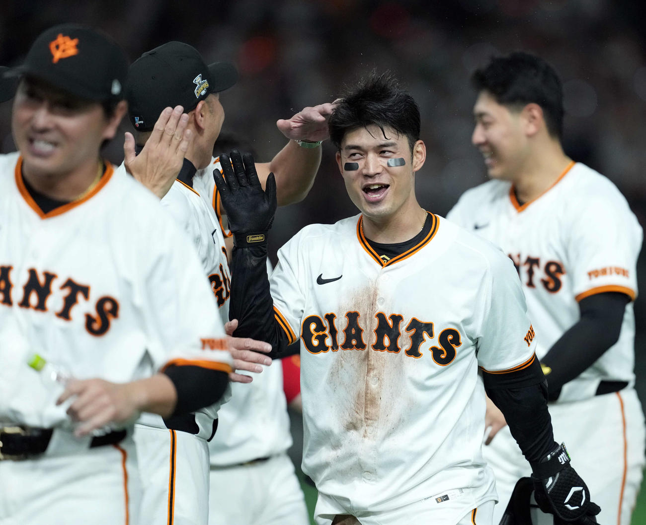 巨人対ヤクルト　サヨナラ打を放った巨人若林は阿部監督とハイタッチ（撮影・たえ見朱実）