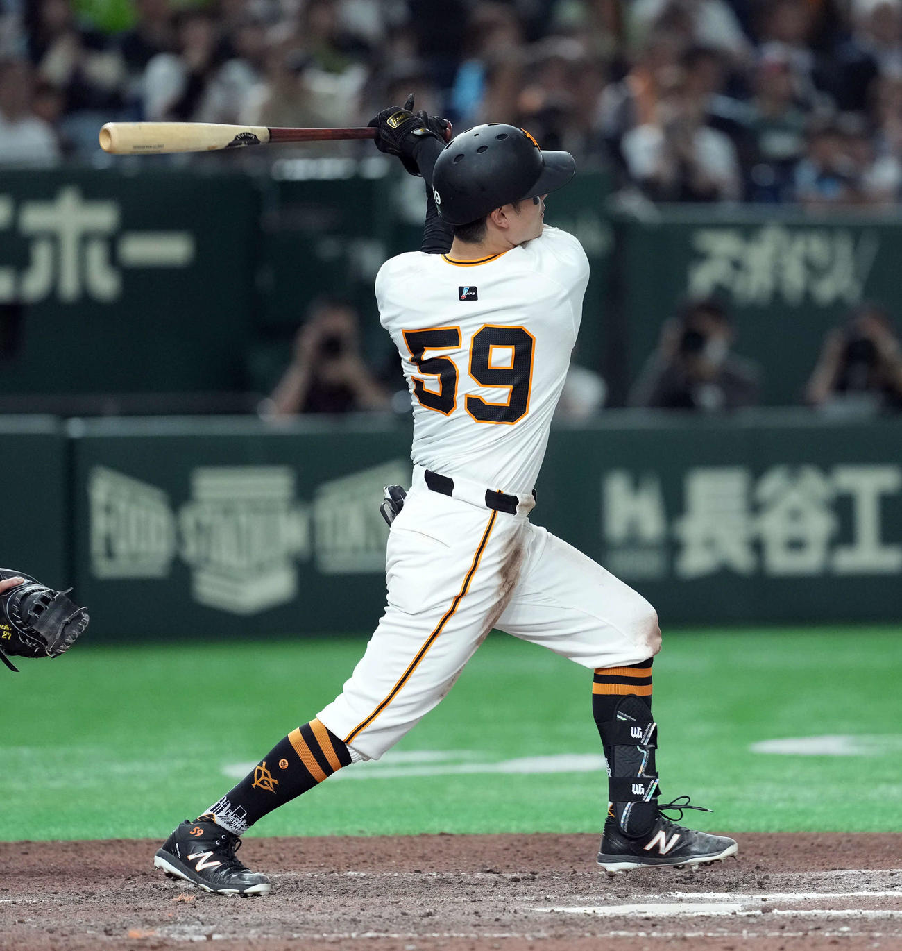 巨人対ヤクルト　10回裏巨人2死二塁、サヨナラ打を放つ若林（撮影・たえ見朱実）