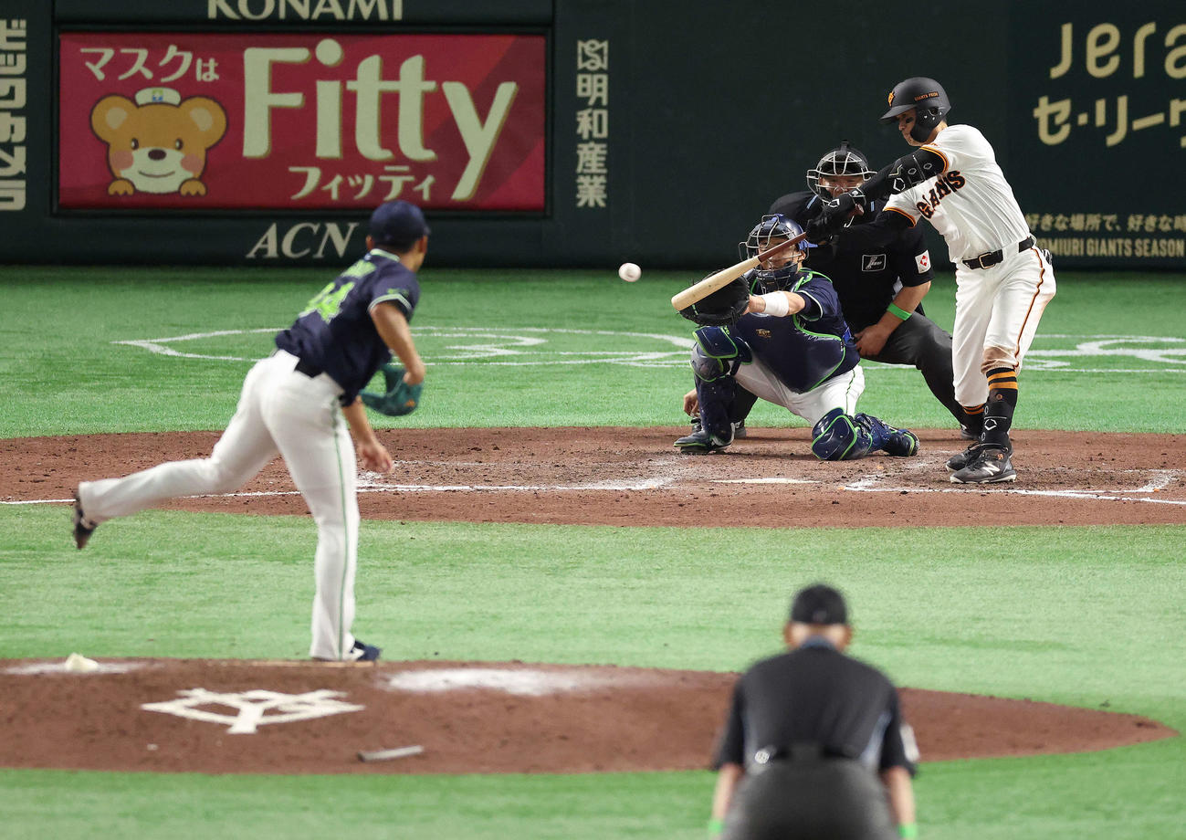 巨人対ヤクルト　9回表裏巨人1死一、三塁、右前適時打を放つ若林。投手田口（撮影・河田真司）