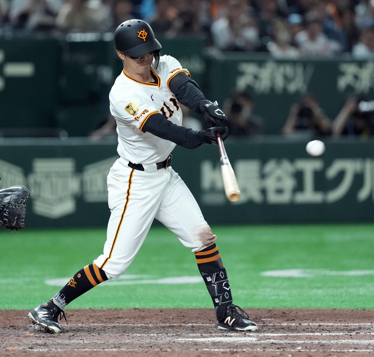 巨人対ヤクルト　9回裏1死一、三塁、右前に適時打を放つ若林（撮影・たえ見朱実）