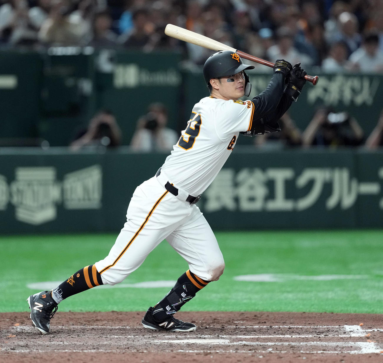 巨人対ヤクルト　9回裏1死一、三塁、右前に適時打を放つ若林（撮影・たえ見朱実）