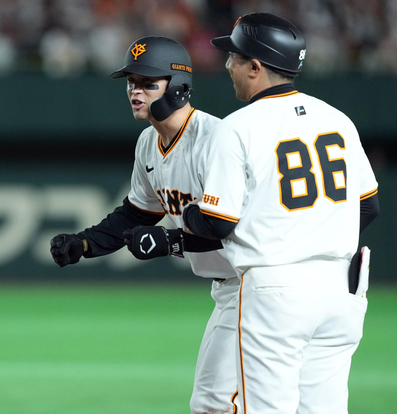 巨人対ヤクルト　9回裏1死一、三塁、右前に適時打を放った若林（撮影・たえ見朱実）