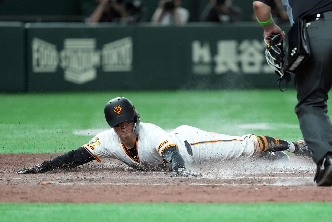 巨人対ヤクルト　9回裏巨人1死満塁、吉川尚輝の中前打で生還する二走若林（撮影・たえ見朱実）