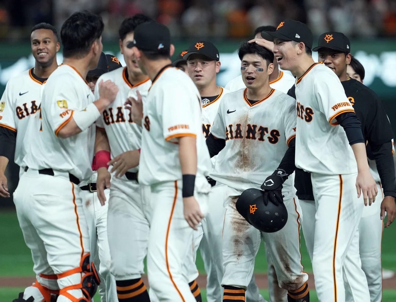 巨人対ヤクルト　10回裏巨人2死二塁、サヨナラ打を放ち笑顔を見せる若林（撮影・たえ見朱実）