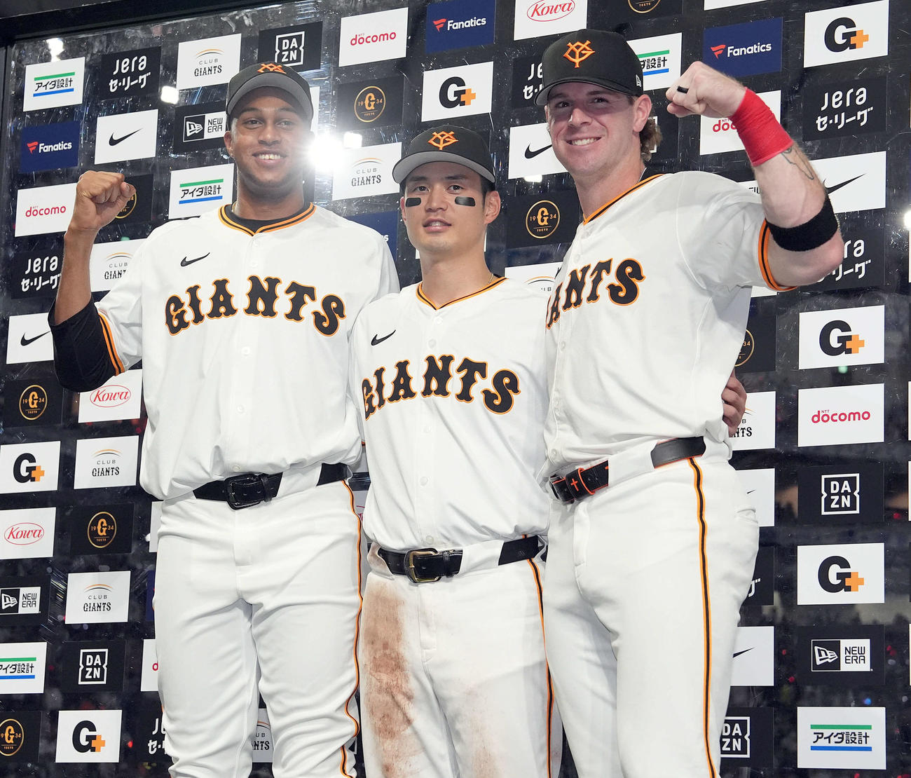 巨人対ヤクルト　お立ち台で笑顔を見せる、左から巨人マルティネス、若林、キャベッジ（撮影・たえ見朱実）