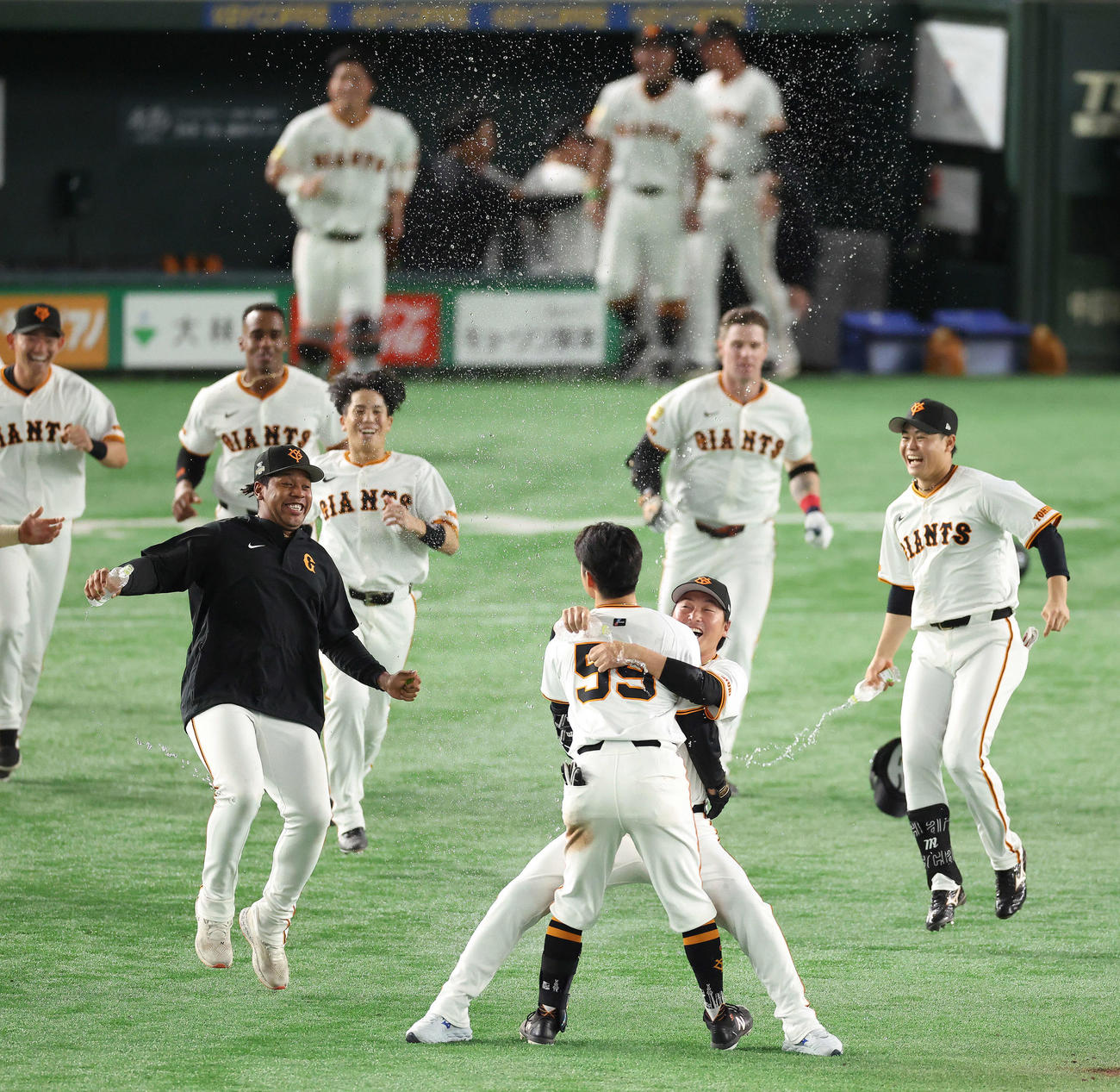 巨人対ヤクルト　サヨナラ適時打を放った若林（手前）に手荒い祝福で迎える長野ら巨人ナイン（撮影・河田真司）