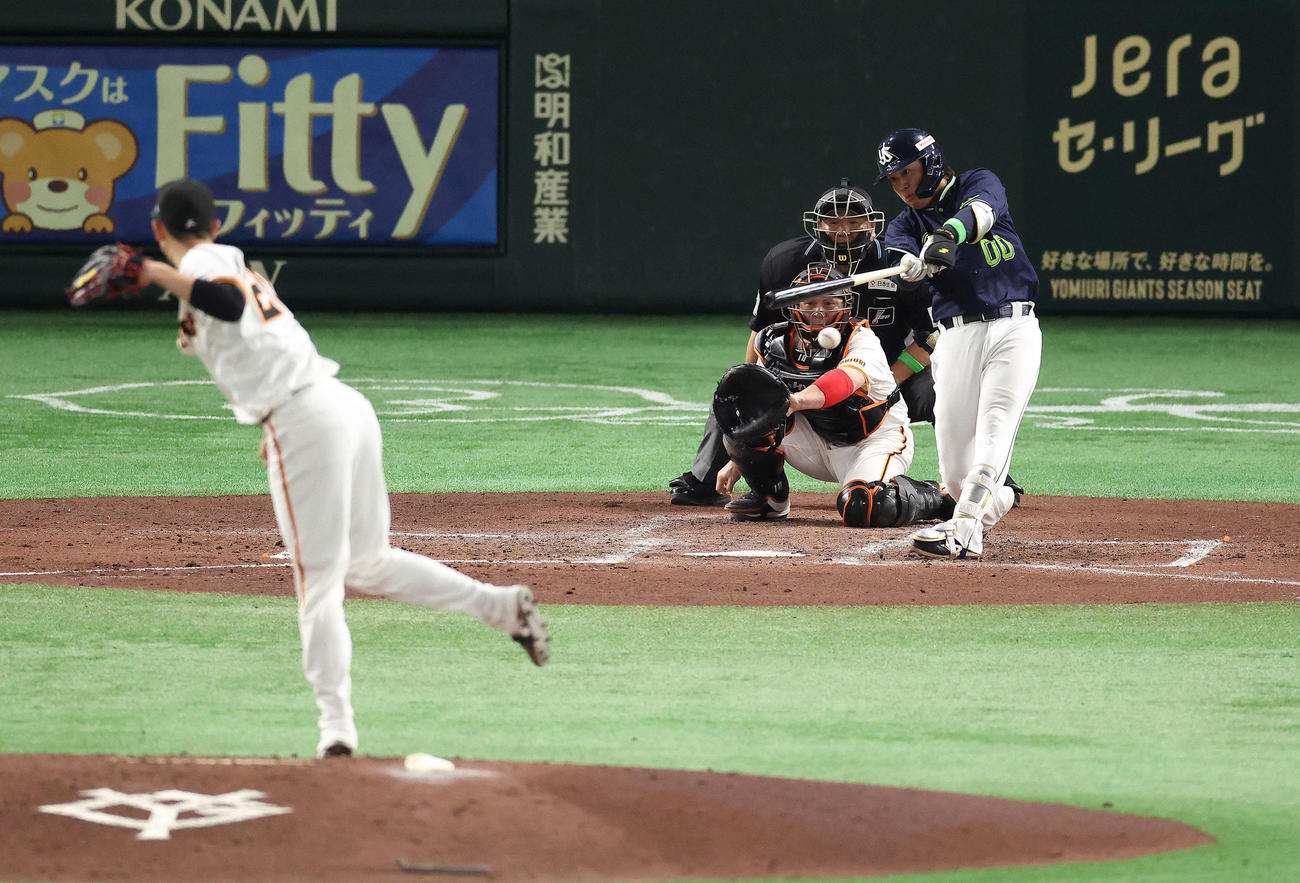 巨人対ヤクルト　5回表ヤクルト無死二、三塁、左前先制適時打を放つ赤羽。投手戸郷（撮影・河田真司）