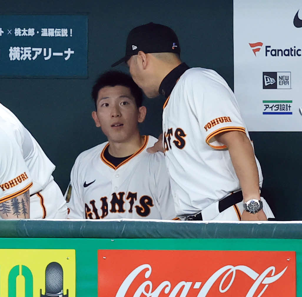 巨人対ヤクルト　5回表ヤクルトに4点を奪われベンチに戻った戸郷（左）は阿部監督から労われる（撮影・浅見桂子）