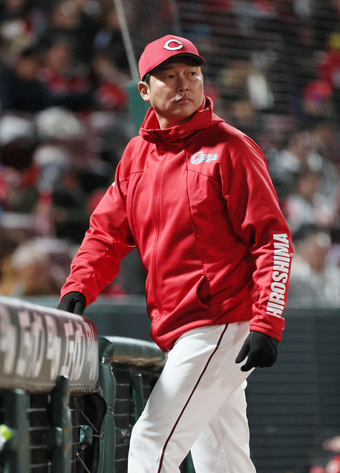 広島対阪神　7回裏終了時、投手の交代を告げた新井監督（撮影・加藤孝規）