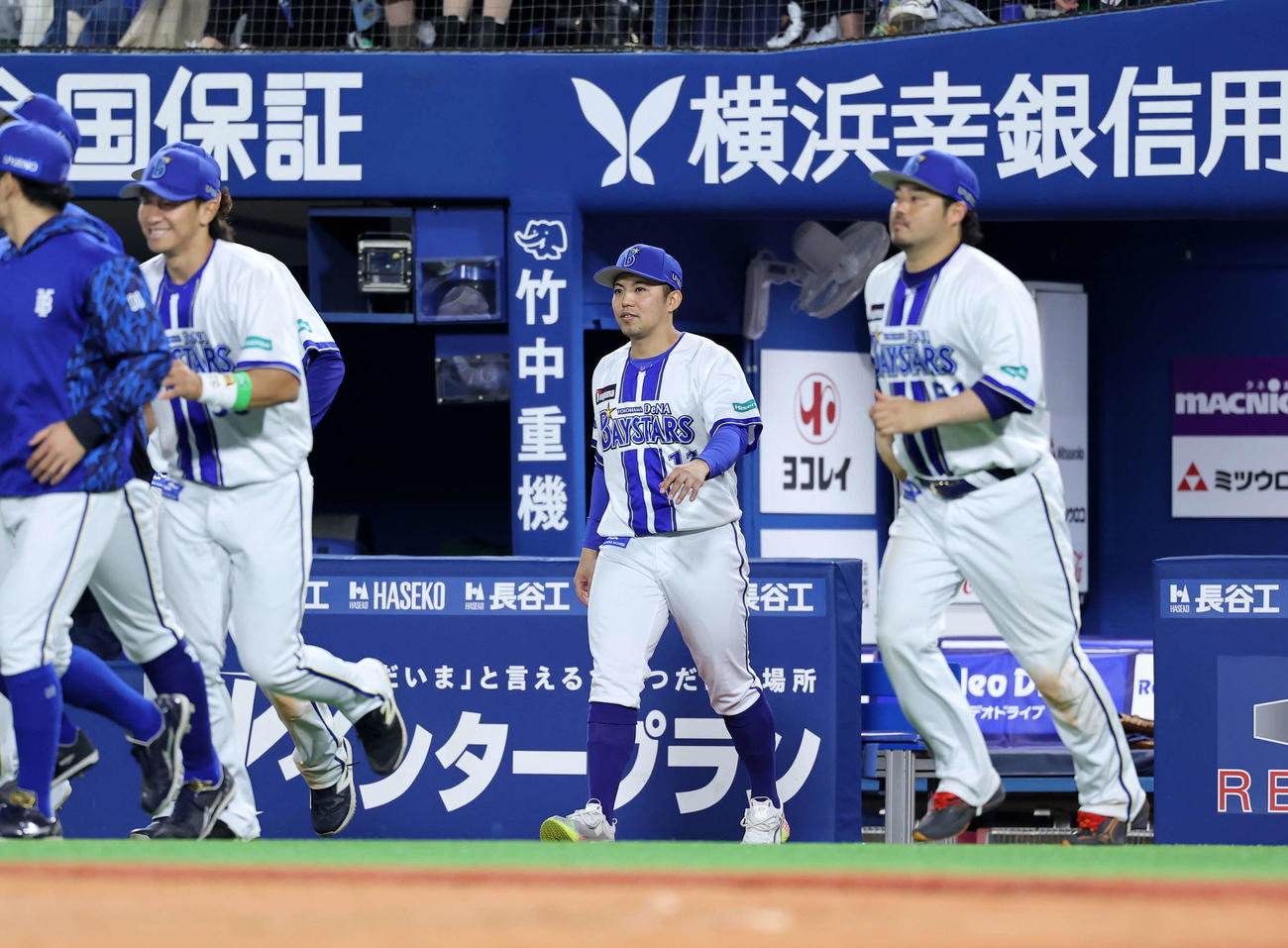 DeNA対中日　勝利し選手を迎えに行くDeNA東（中央）（撮影・鈴木正人）　