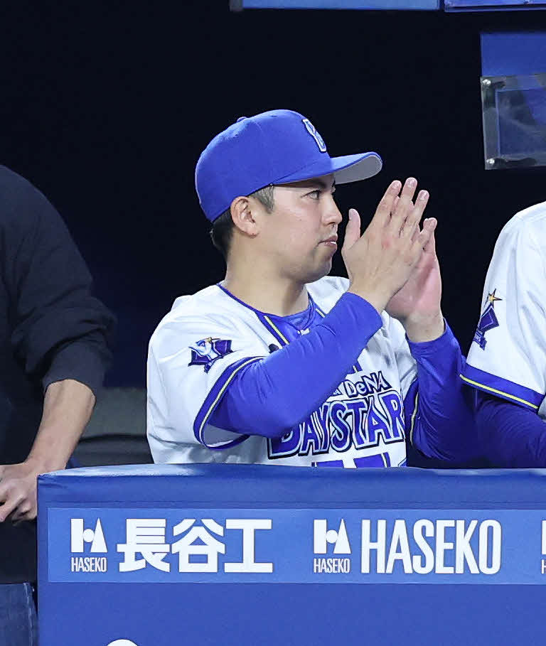 DeNA対中日　勝利し拍手するDeNA東（撮影・鈴木正人）　