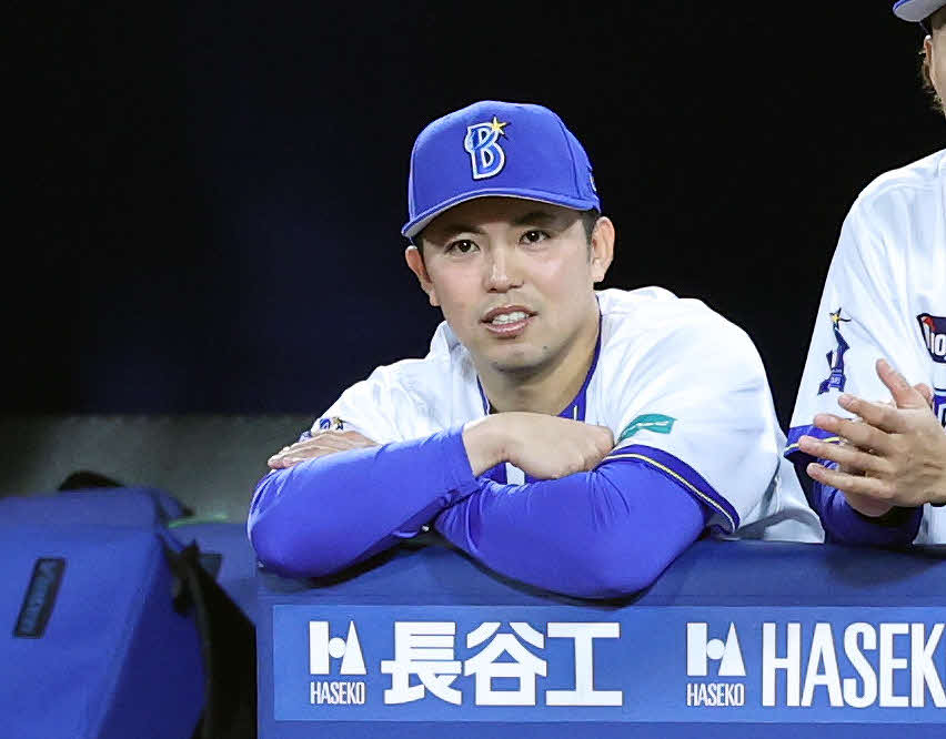 DeNA対中日　9回表、戦況を見つめるDeNA東（撮影・鈴木正人）　