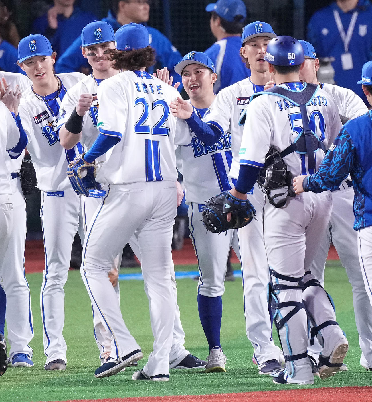 DeNA対中日　中日に勝利し、笑顔でナインを迎えるDeNA東（中央）（撮影・鈴木みどり）