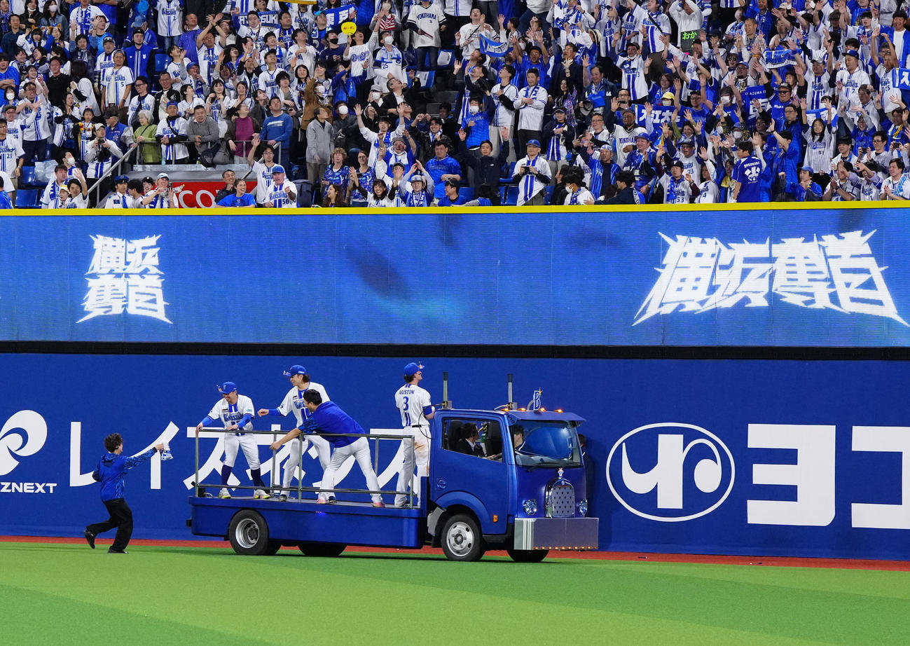 DeNA対中日　試合後、場内1周する東（左から2人目）らDeNAの選手たち（撮影・江口和貴）