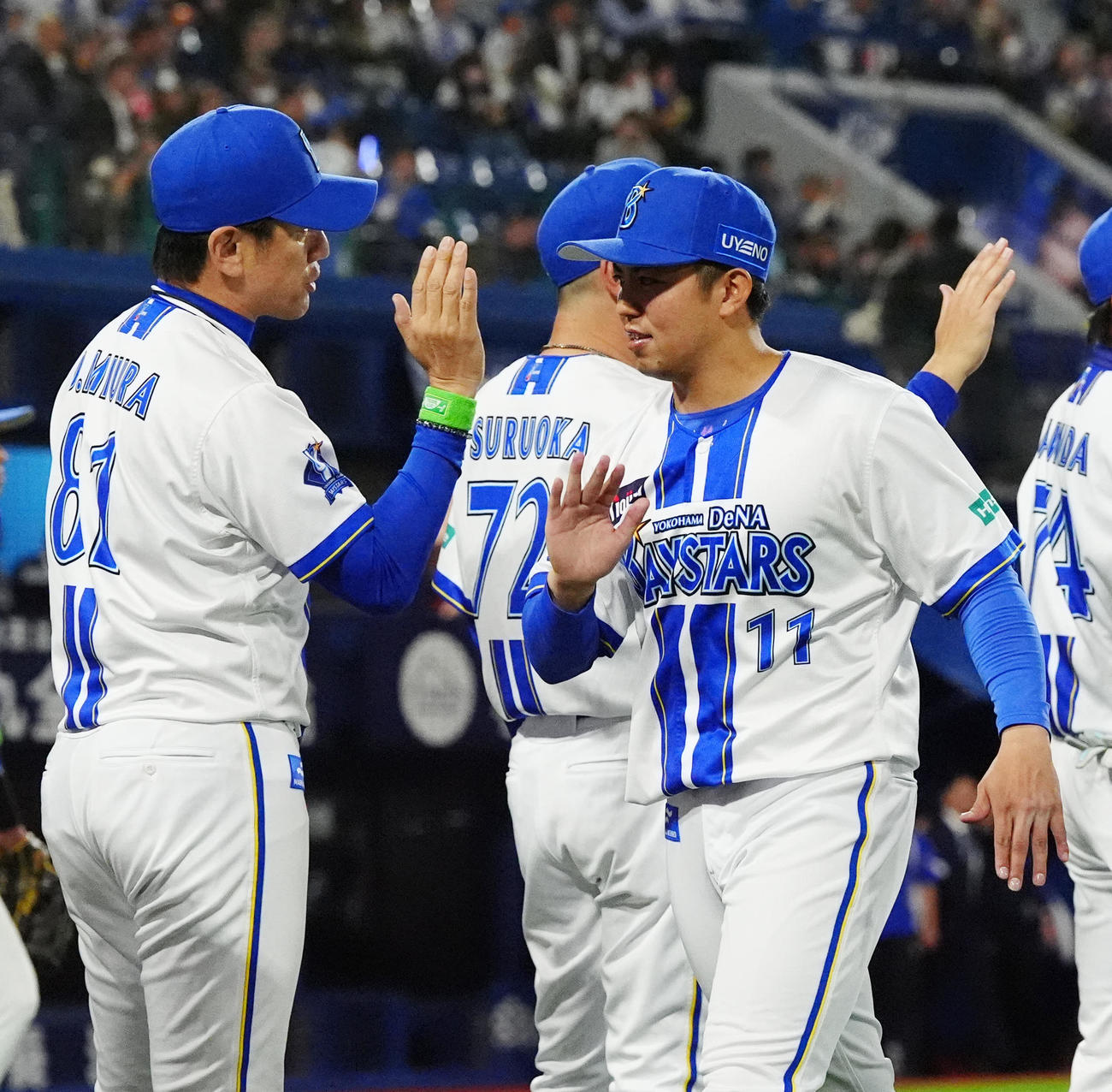 DeNA対中日　試合後、DeNA三浦監督（左）とタッチを交わす東（撮影・江口和貴）