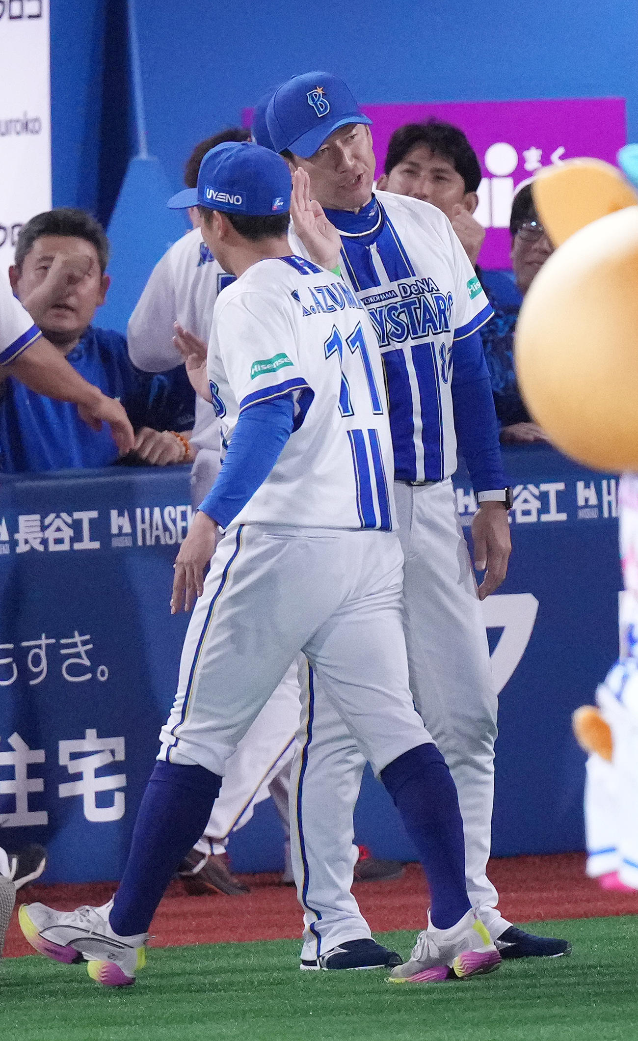 DeNA対中日　中日に勝利し、東（手前）らナインを迎えるDeNA三浦監督（撮影・鈴木みどり）