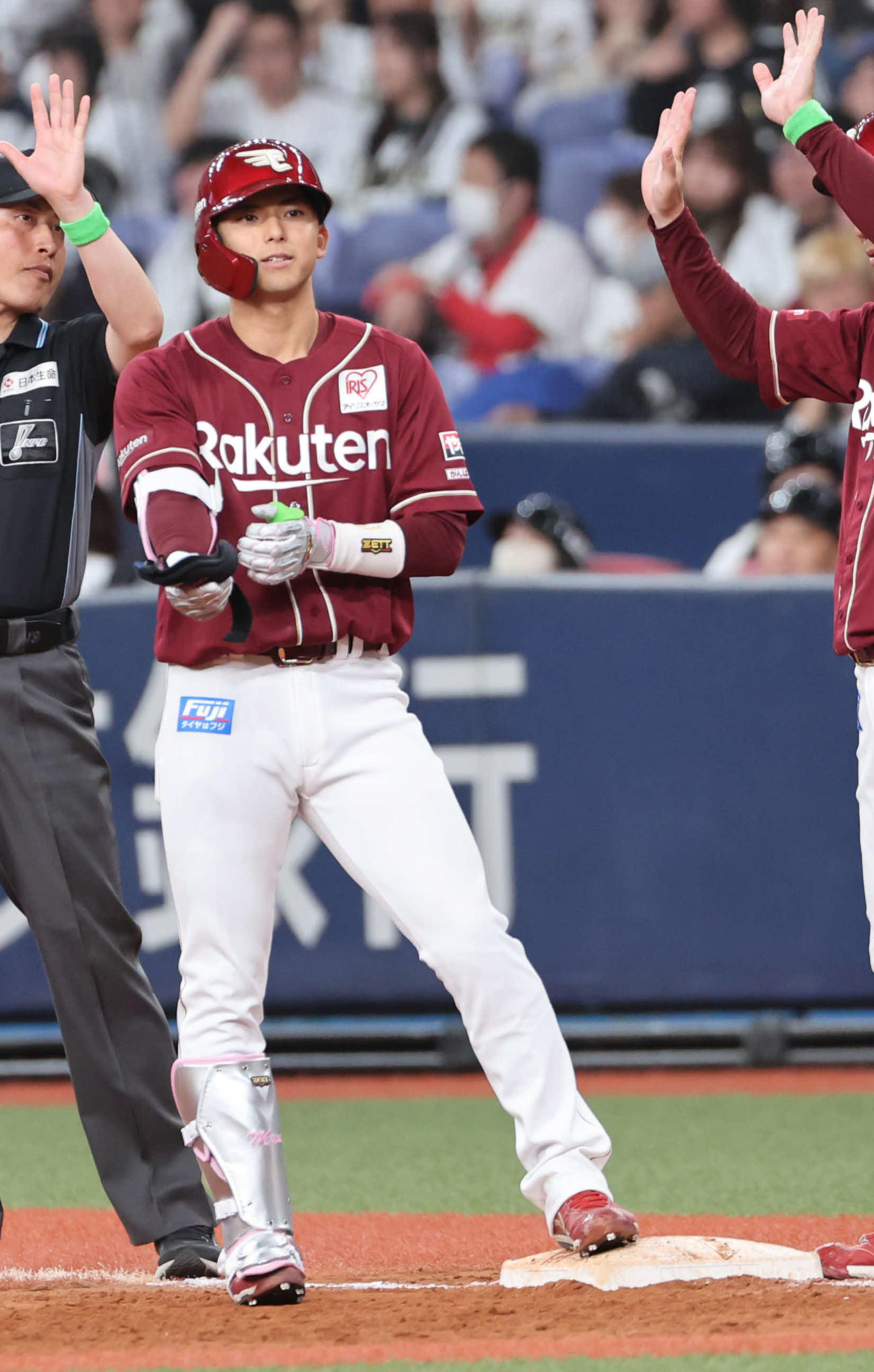 オリックス対楽天　9回表楽天1死三塁、宗山は右前打を放ち、プロ初安打と初打点をマークし一塁ベース上に立つ（撮影・西尾就之）