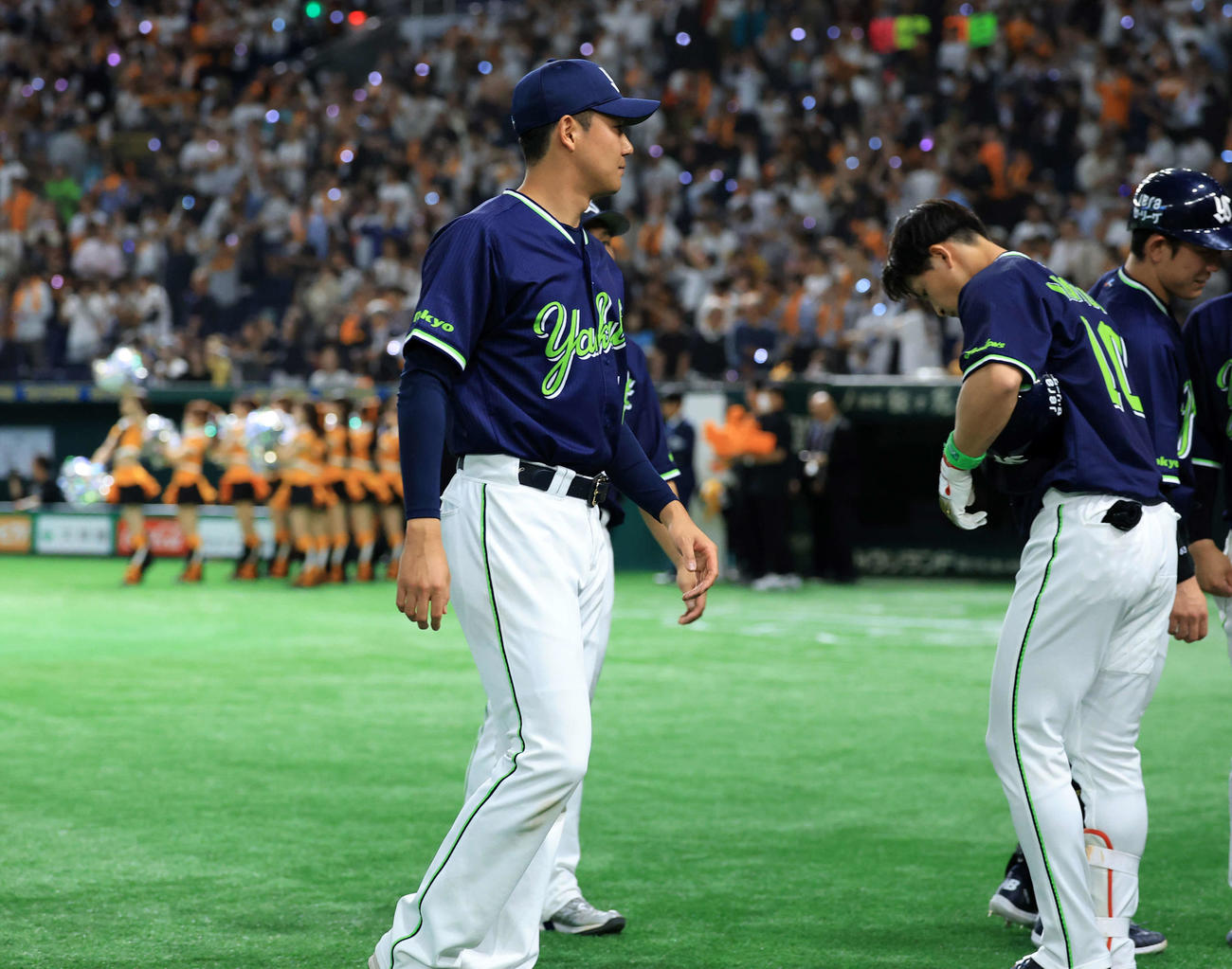 巨人対ヤクルト　10回裏巨人にサヨナラ負けを喫し引き揚げる奥川（中央）ら（撮影・浅見桂子）