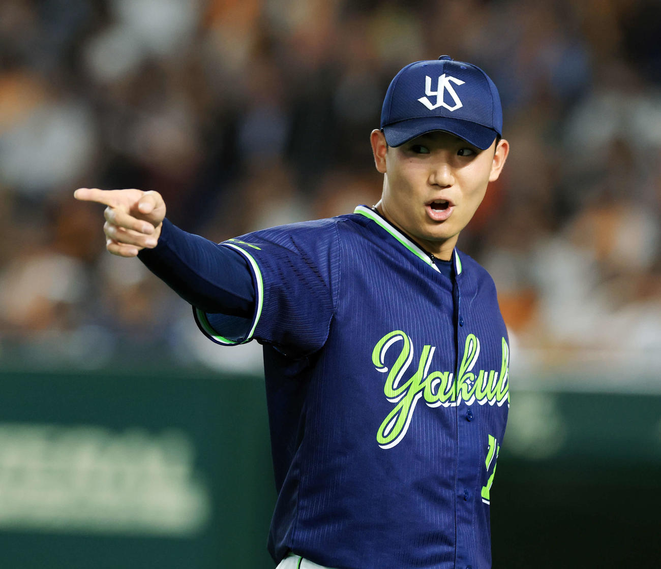 巨人対ヤクルト　4回裏巨人の攻撃を抑え、野手を指さす奥川（撮影・浅見桂子）