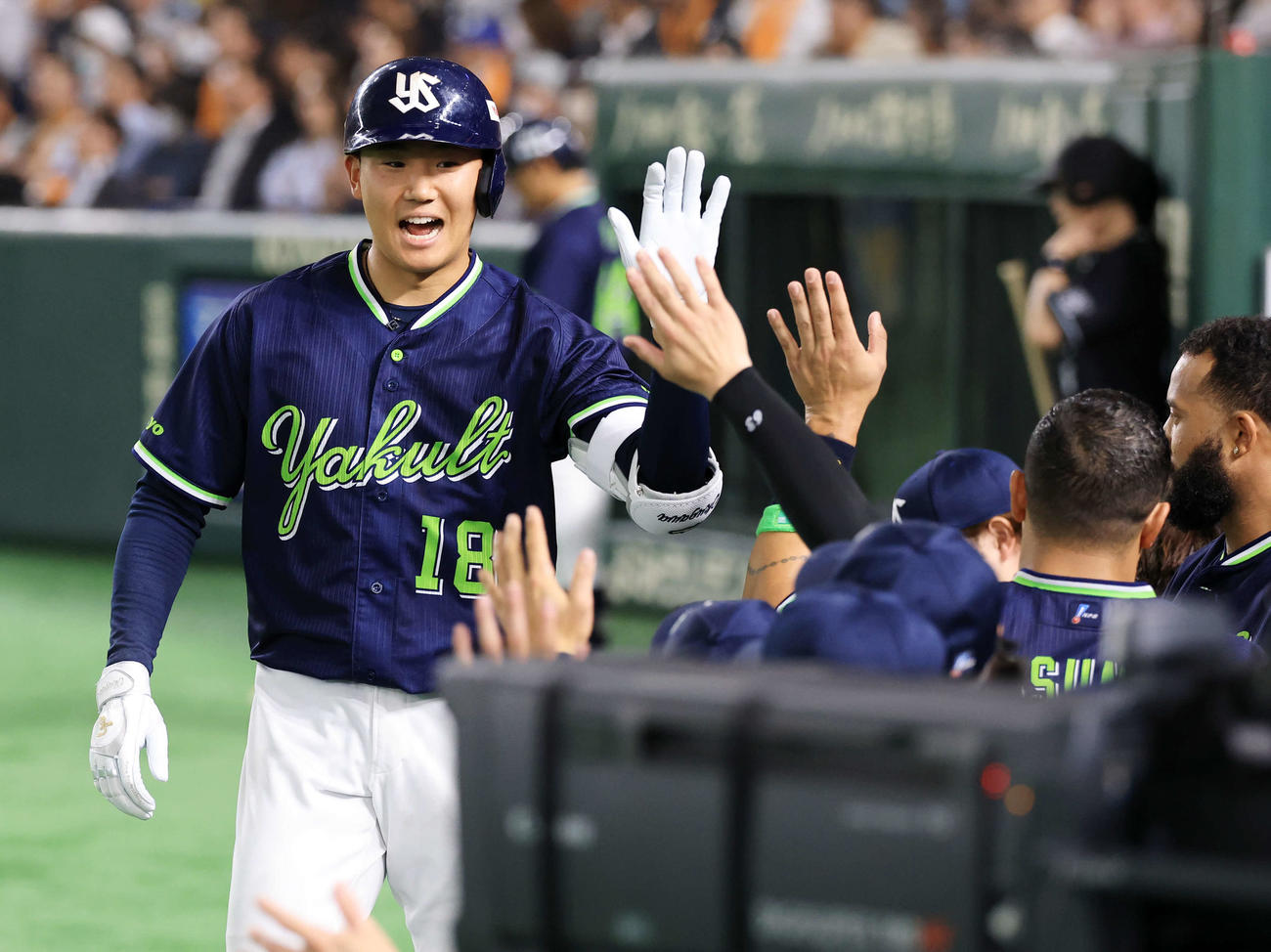 巨人対ヤクルト　5回表ヤクルト無死一、二塁、奥川は送りバントを決め笑顔でナインとハイタッチ（撮影・浅見桂子）