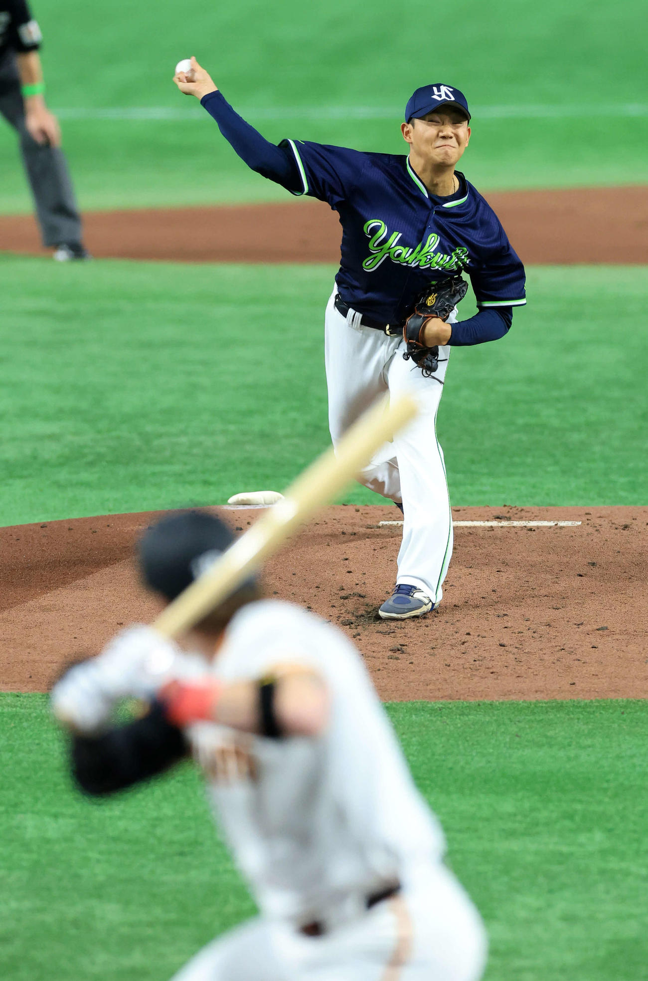 巨人対ヤクルト　力投するヤクルト先発の奥川。打者キャベッジ（撮影・浅見桂子）