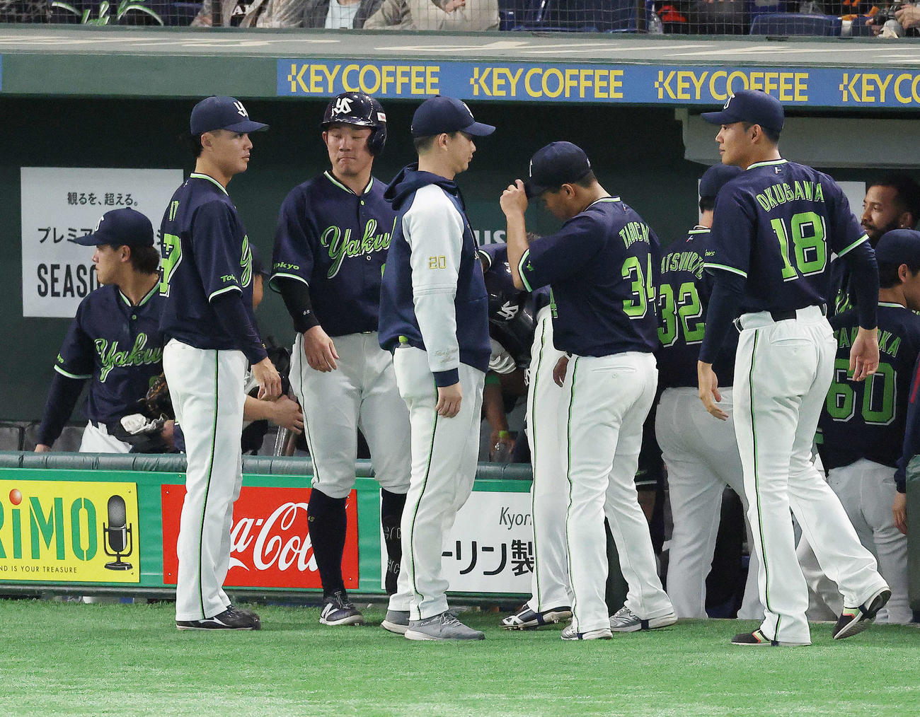 巨人対ヤクルト　巨人にサヨナラで敗れ、浮かない表情でベンチから引き上げる奥川（右）らヤクルトナイン（撮影・河田真司）
