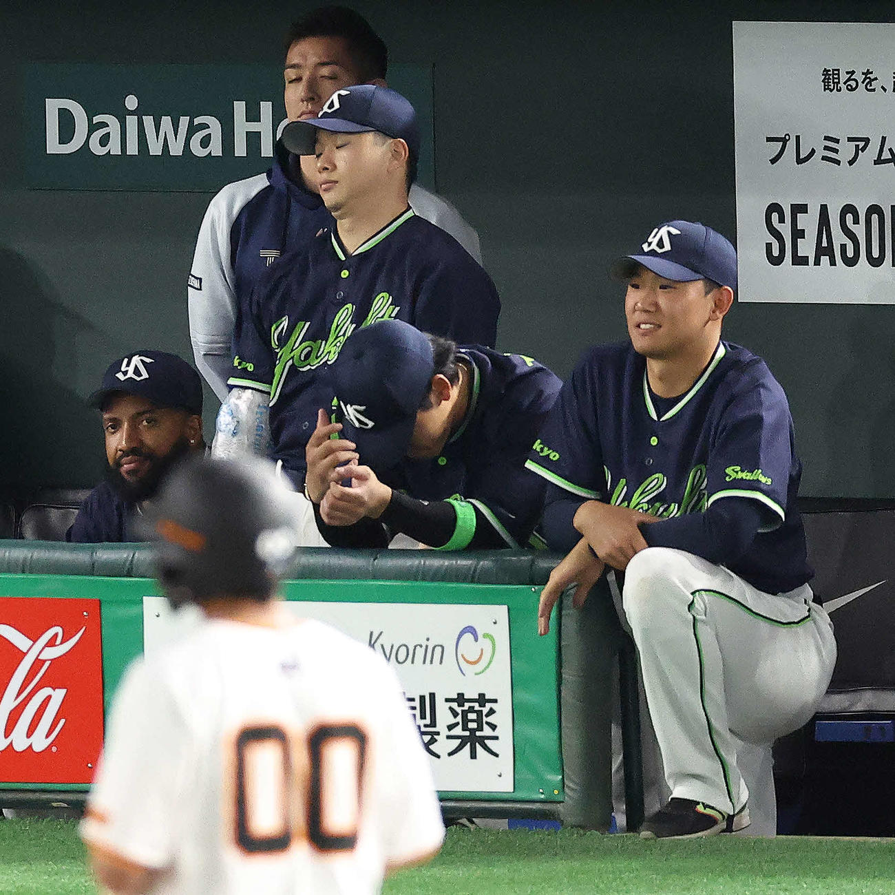 巨人対ヤクルト　9回裏、戦況を見守るヤクルト奥川（右）（撮影・河田真司）