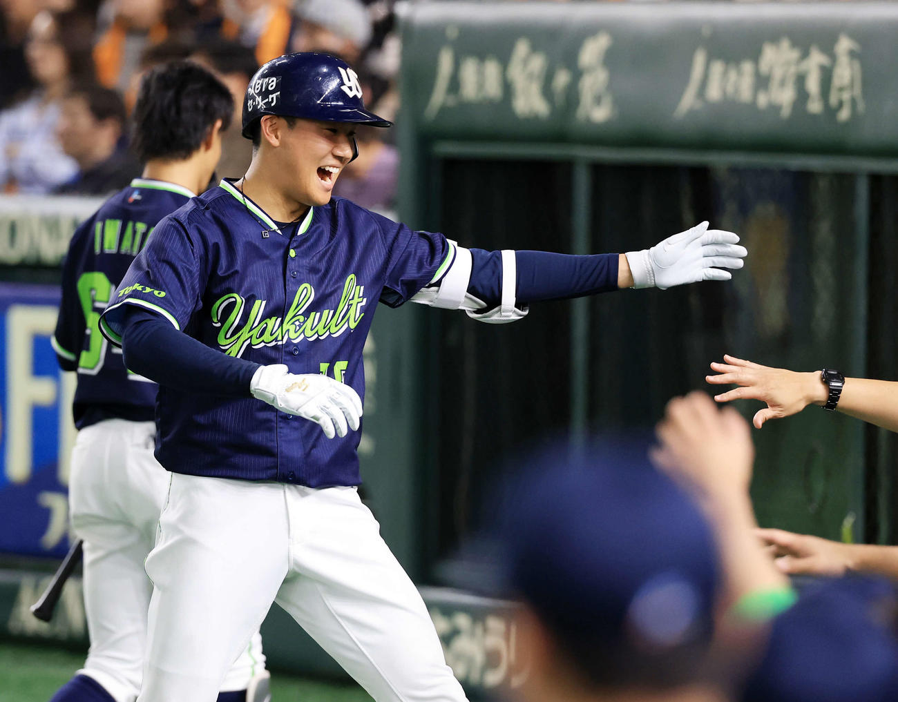 巨人対ヤクルト　5回表ヤクルト無死一、二塁、奥川は送りバントを決め笑顔でナインとハイタッチ（撮影・浅見桂子）