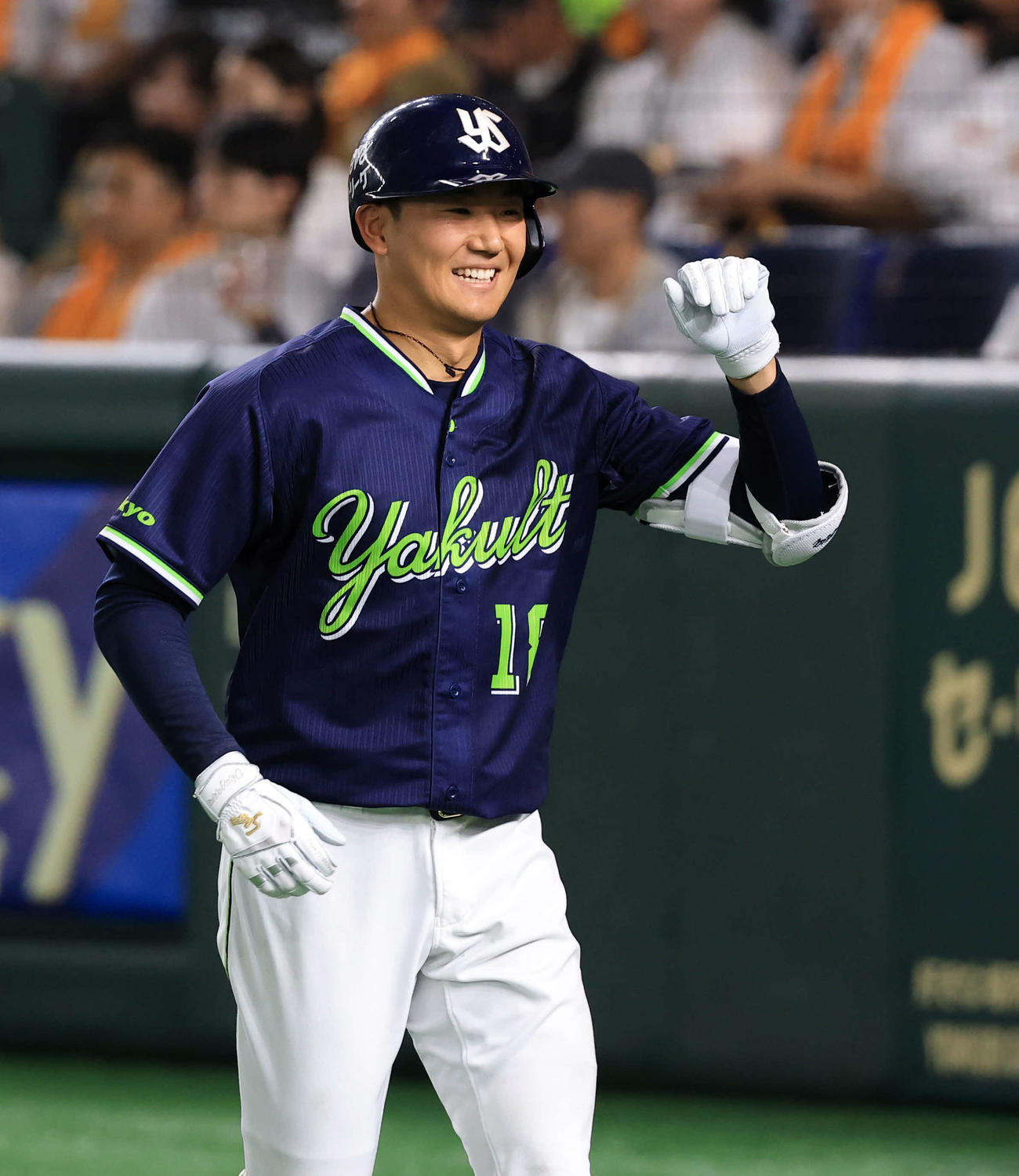 巨人対ヤクルト　5回表ヤクルト無死一、二塁、奥川は送りバントを決め笑顔でガッツポーズ（撮影・浅見桂子）