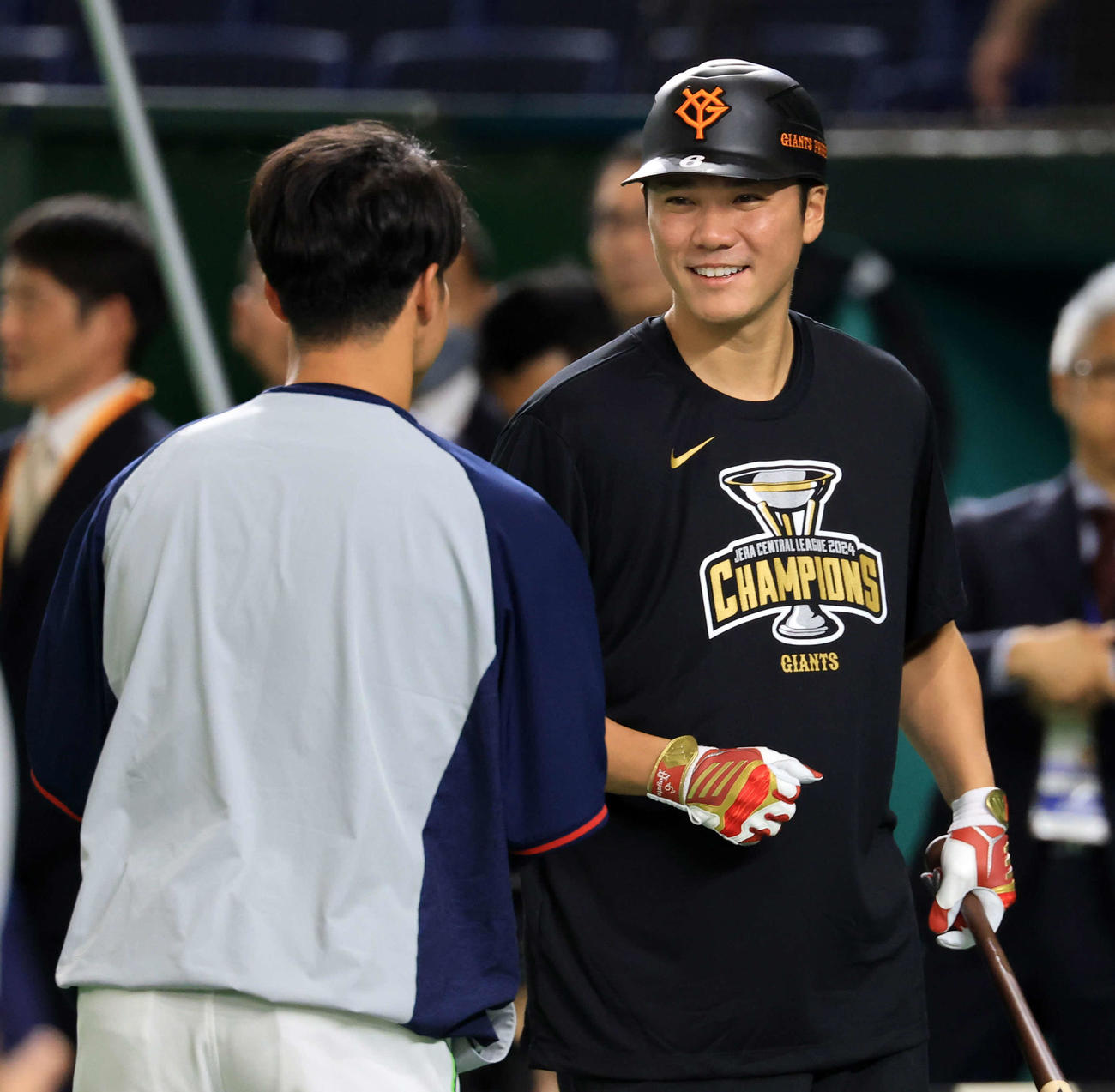 巨人対ヤクルト　試合前、ヤクルト茂木（手前）からあいさつされる巨人坂本（撮影・浅見桂子）