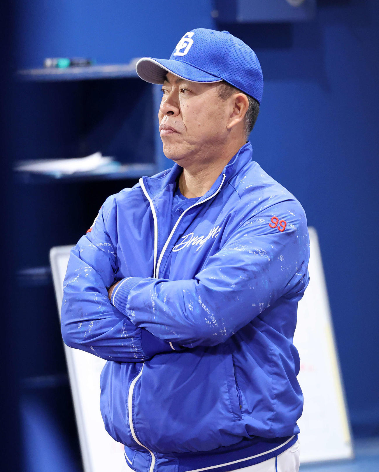 DeNA対中日　6回裏、険しい表情で戦況を見つめる中日井上監督（撮影・鈴木正人）　