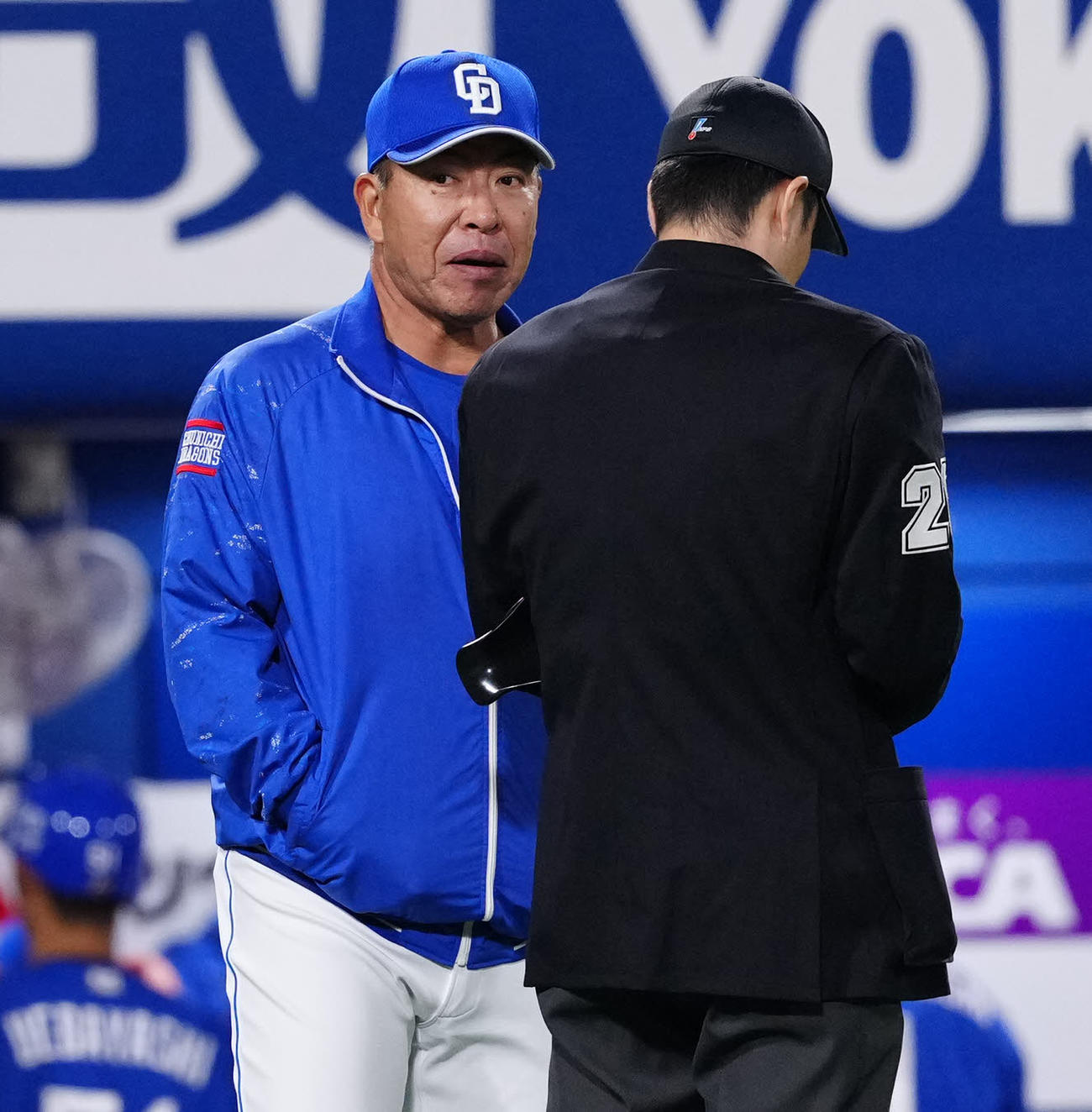 DeNA対中日　8回裏開始前、選手交代を告げる中日井上監督（撮影・江口和貴）