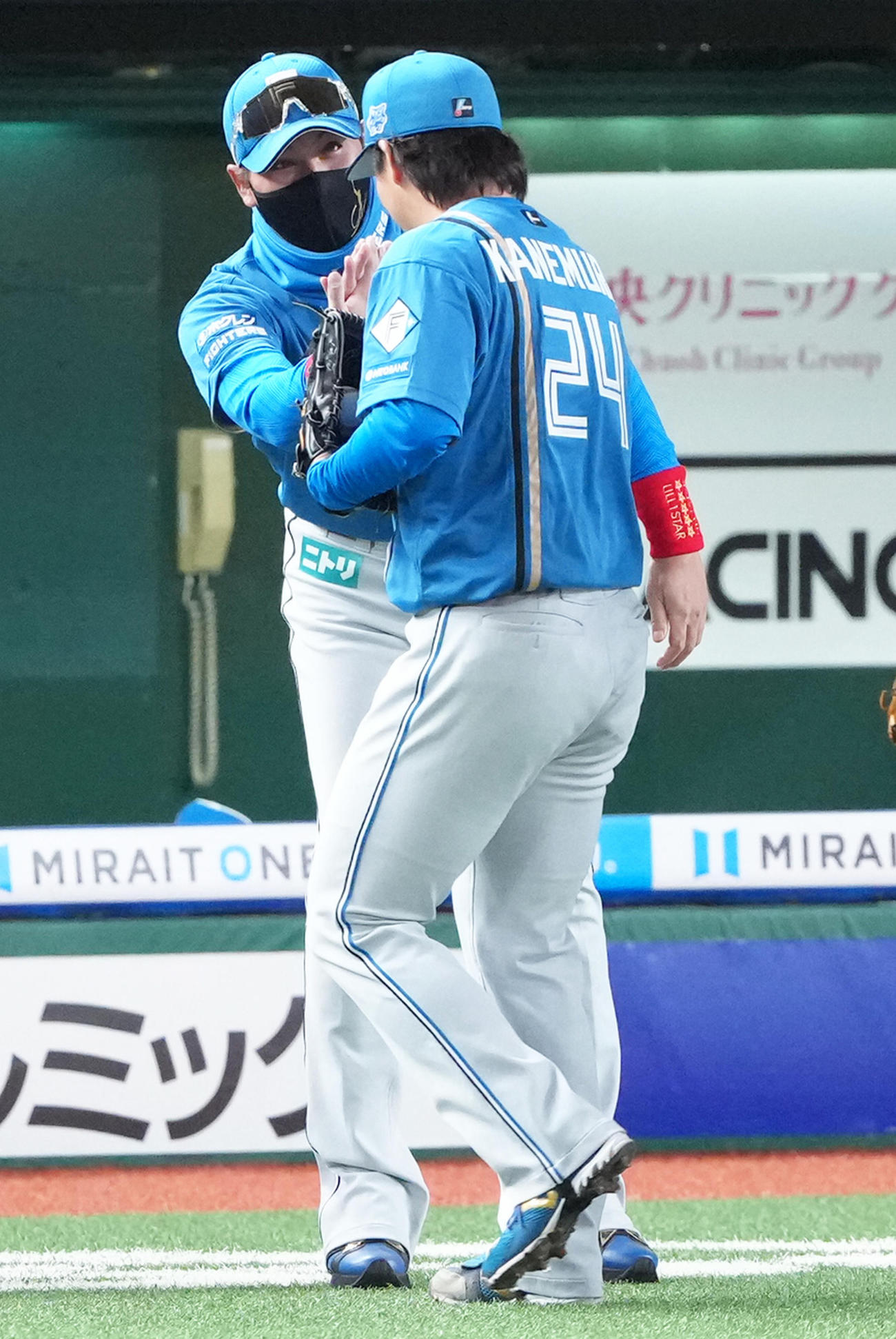 西武対日本ハム　開幕戦を完封勝利で飾った日本ハム金村（右）をタッチで迎える新庄監督（撮影・足立雅史）