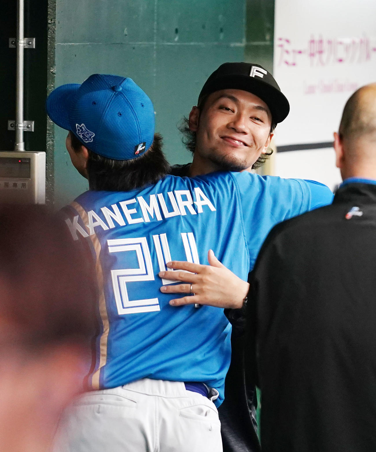 西武対日本ハム　開幕戦を完封勝利で飾った日本ハム金村（左）を抱き締める伊藤（撮影・横山健太）