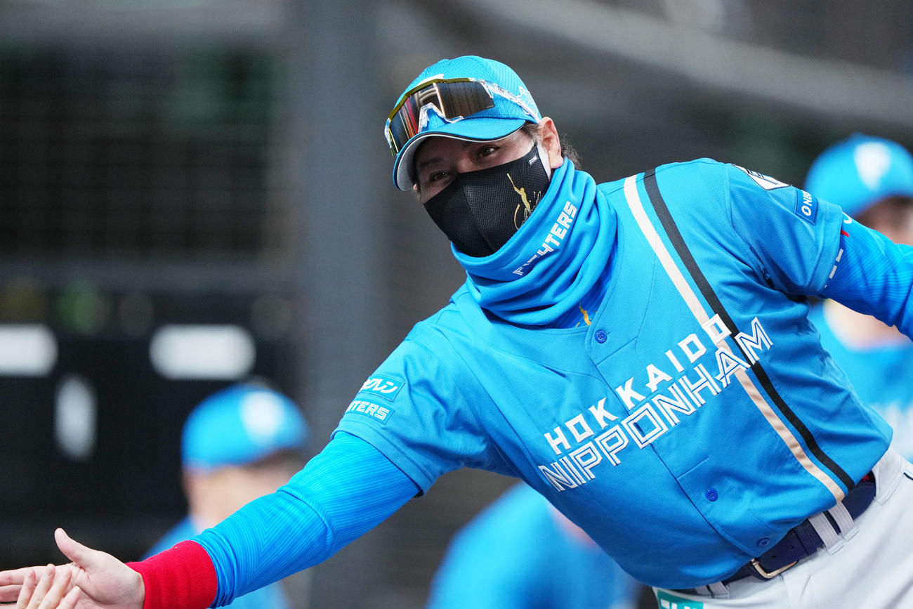 西武対日本ハム　開幕戦を勝利しタッチを交わす日本ハム新庄監督（撮影・横山健太）