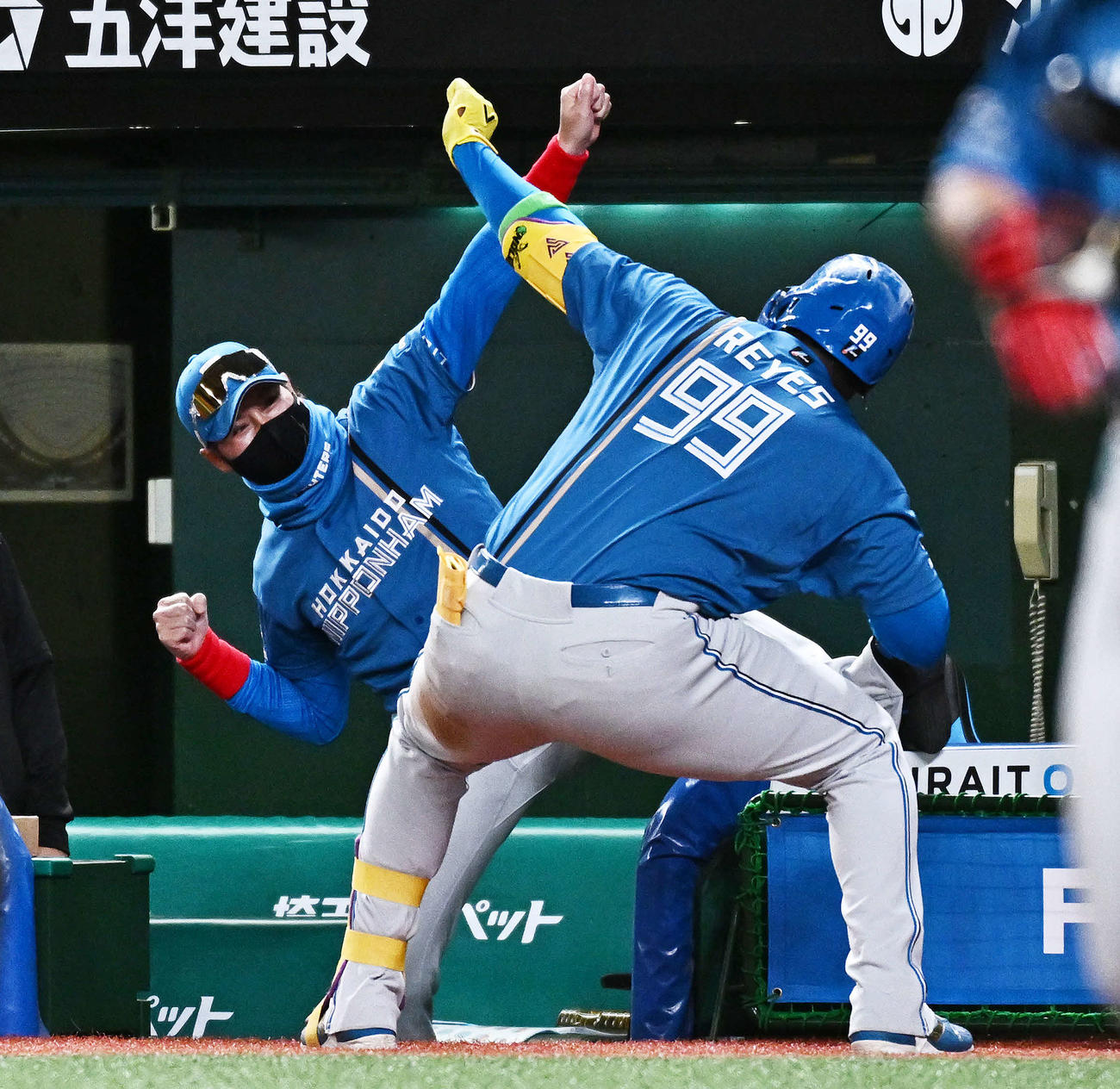 西武対日本ハム　9回表日本ハム2死、ソロ本塁打を放ったレイエス（手前）とポーズを決める新庄監督（撮影・滝沢徹郎）
