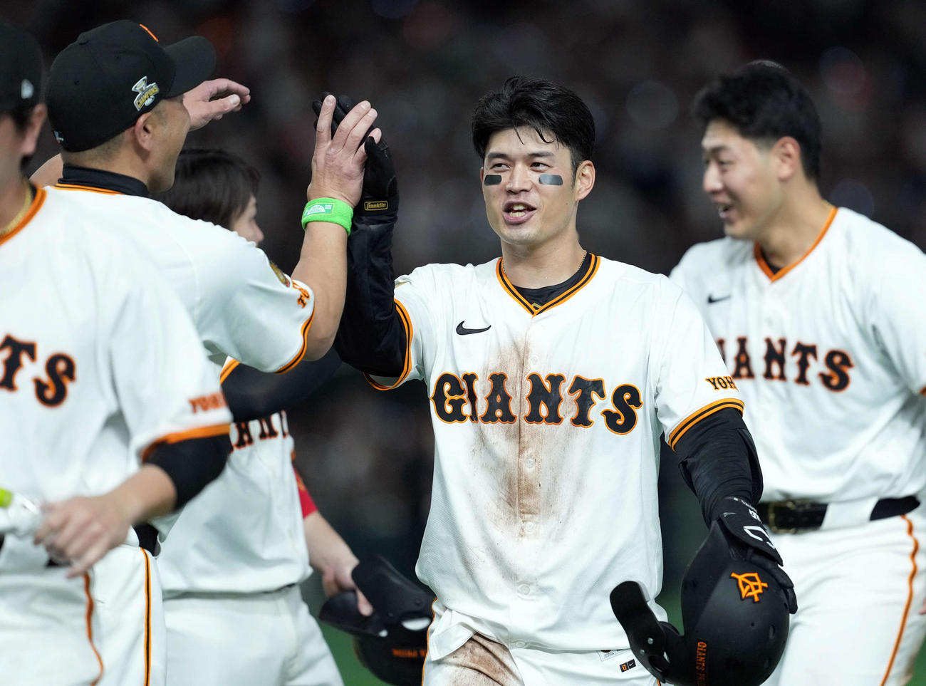 巨人対ヤクルト　サヨナラ打を放った巨人若林（中央）は阿部監督とハイタッチ（撮影・たえ見朱実）