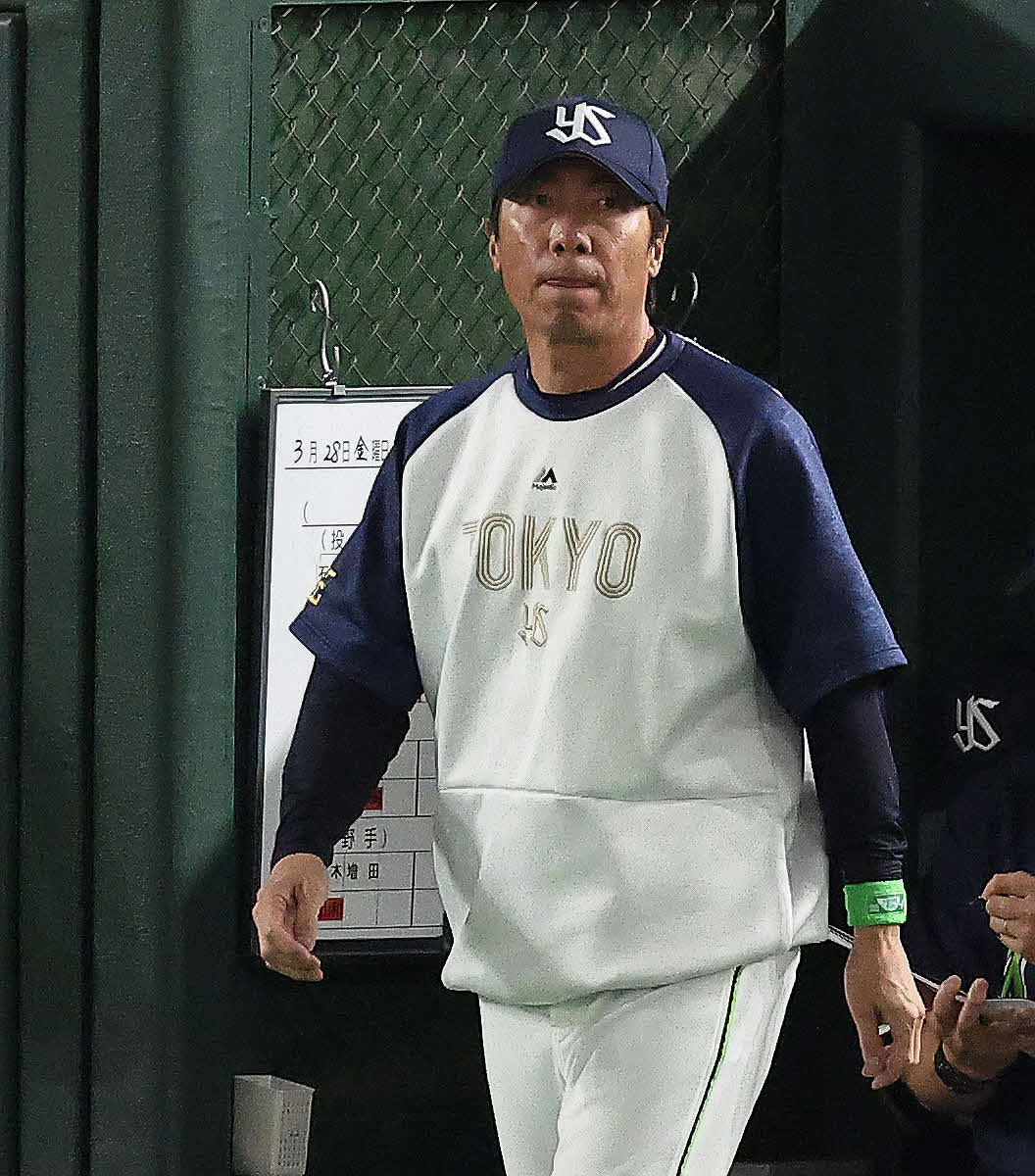 巨人対ヤクルト　7回表を終え、選手交代を告げる高津監督（撮影・河田真司）