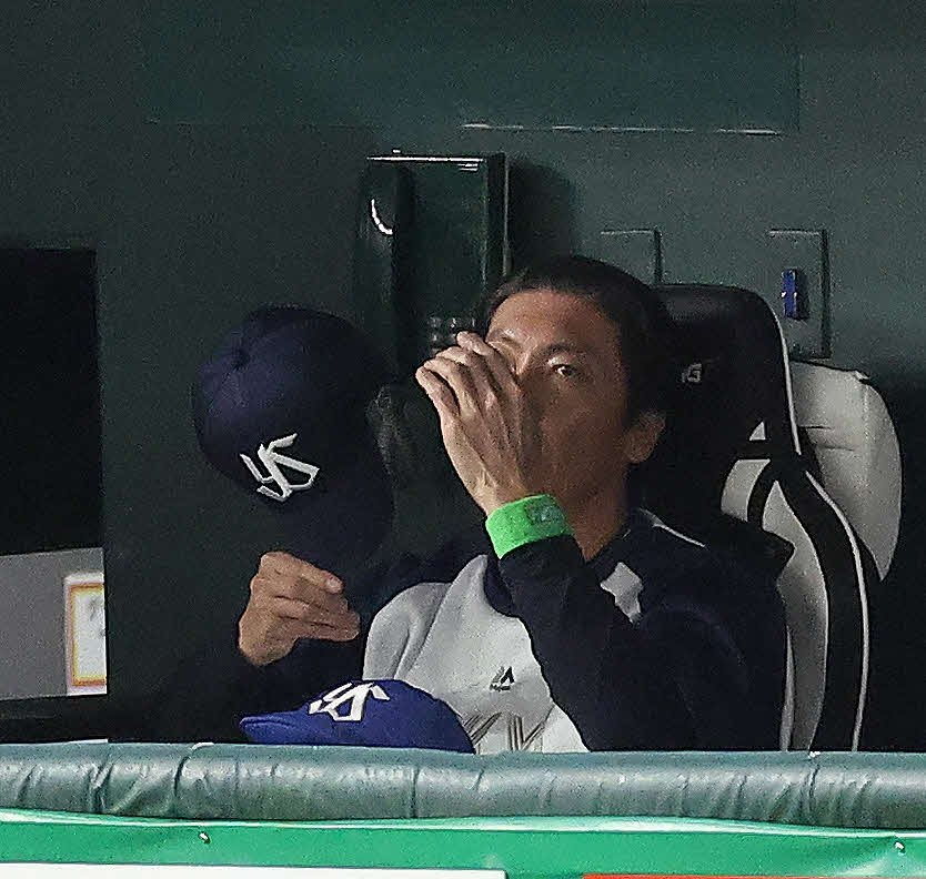 巨人対ヤクルト　9回裏、戦況を見守るヤクルト高津監督（撮影・河田真司）