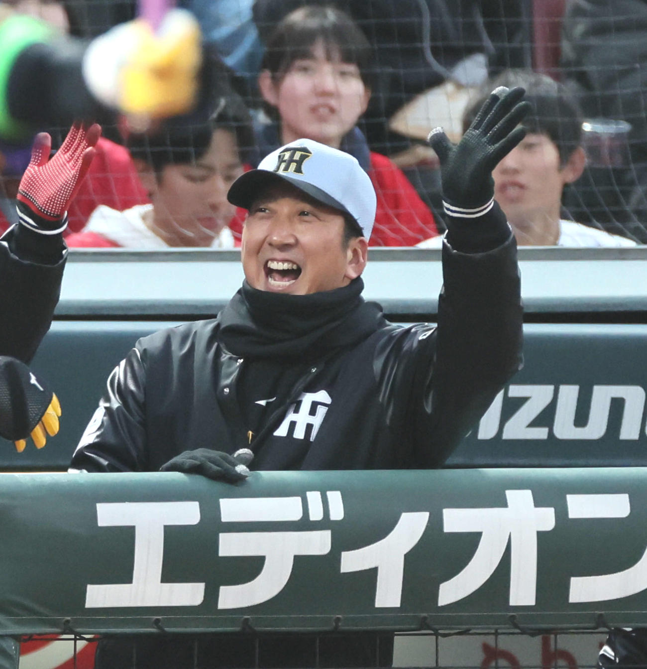 広島対阪神　1回表阪神1死一塁、先制2点本塁打を放った佐藤輝を迎える藤川監督（撮影・加藤孝規）